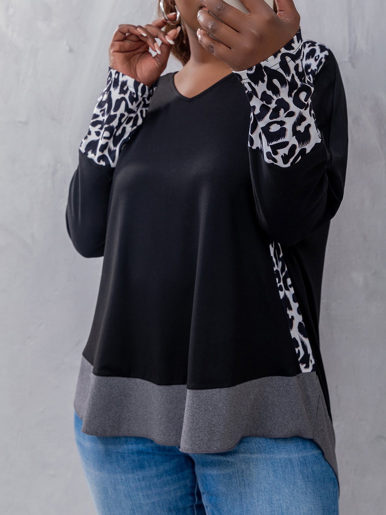 Elengatine Plus leopard print V Neck Top