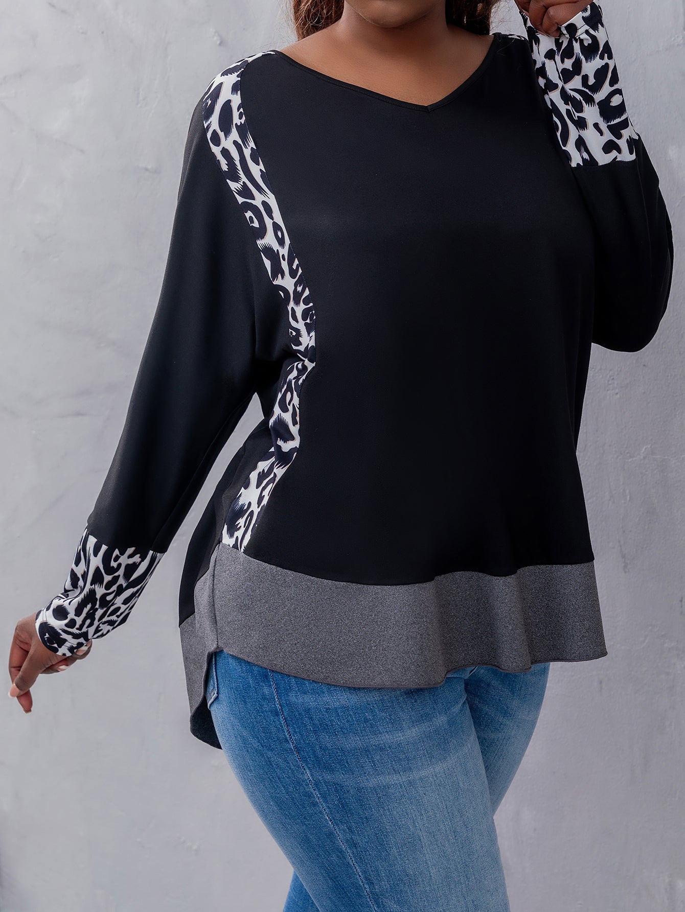 Elengatine Plus leopard print V Neck Top