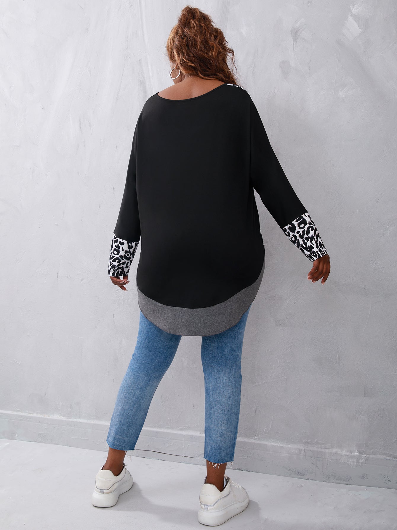 Elengatine Plus leopard print V Neck Top