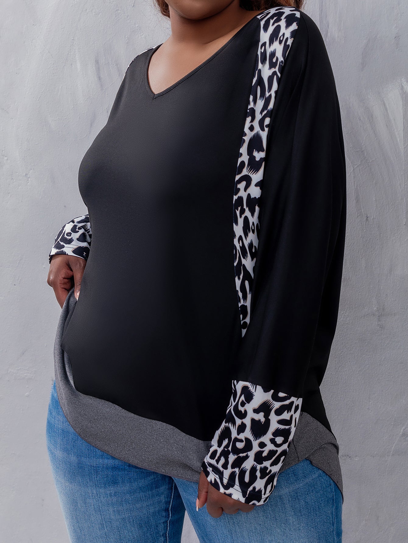 Elengatine Plus leopard print V Neck Top